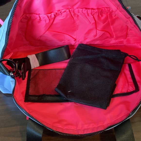 Victoria Secret Sports Duffle Gym Bag NWT - Picture 3 of 5